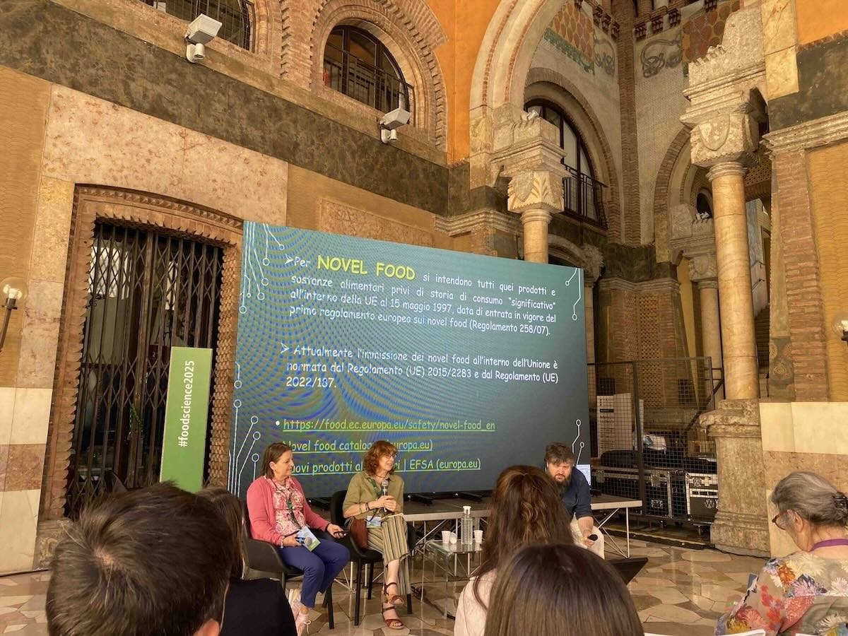 Roberta Dameno, ricercatrice in Sociologia del Diritto presso l'Università degli Studi di Milano Bicocca e Paola Palestini, professore associato in Biochimica presso il Dipartimento di Medicina e Chirurgia dell'Università degli Studi di Milano Bicocca nel corso del convegno 'Novel food, alla scoperta degli alimenti del futuro'